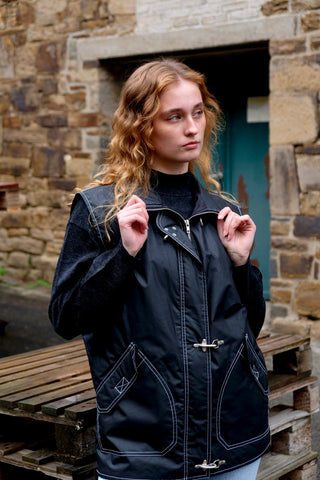 Schwarze 90s Utility Weste mit Knebelverschlüssen und weißen Kontrastnähten – Größe M/L