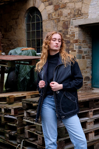 Schwarze 90s Utility Weste mit Knebelverschlüssen und weißen Kontrastnähten – Größe M/L