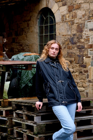 Schwarze 90s Utility Weste mit Knebelverschlüssen und weißen Kontrastnähten – Größe M/L