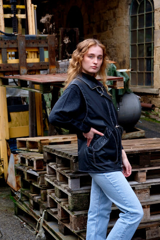 Schwarze 90s Utility Weste mit Knebelverschlüssen und weißen Kontrastnähten – Größe M/L