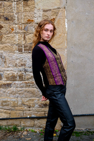 kurz geschnittene 80s/90s Boho Weste aus reiner Viskose mit tollem Muster in Schwarz, Braun, Lila und Gold sowie schwarzem Rückenteil – entspricht ca. einer S/M