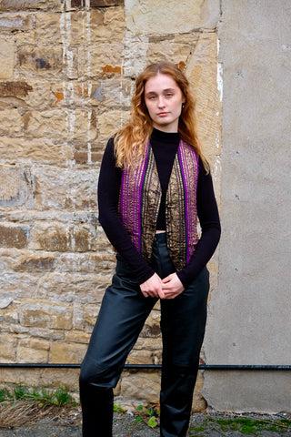 kurz geschnittene 80s/90s Boho Weste aus reiner Viskose mit tollem Muster in Schwarz, Braun, Lila und Gold sowie schwarzem Rückenteil – entspricht ca. einer S/M