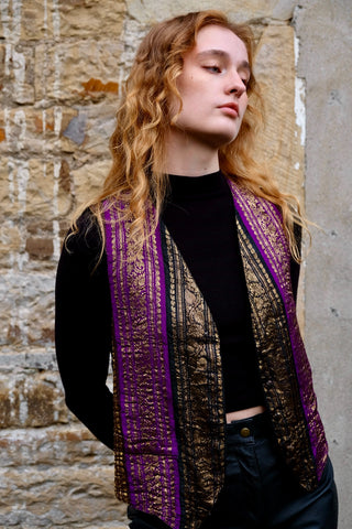 kurz geschnittene 80s/90s Boho Weste aus reiner Viskose mit tollem Muster in Schwarz, Braun, Lila und Gold sowie schwarzem Rückenteil – entspricht ca. einer S/M