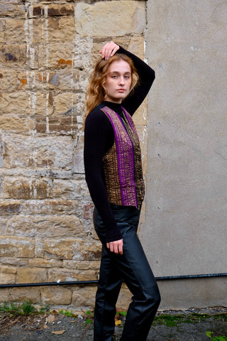 kurz geschnittene 80s/90s Boho Weste aus reiner Viskose mit tollem Muster in Schwarz, Braun, Lila und Gold sowie schwarzem Rückenteil – entspricht ca. einer S/M