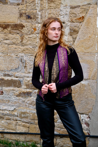 kurz geschnittene 80s/90s Boho Weste aus reiner Viskose mit tollem Muster in Schwarz, Braun, Lila und Gold sowie schwarzem Rückenteil – entspricht ca. einer S/M