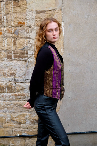 kurz geschnittene 80s/90s Boho Weste aus reiner Viskose mit tollem Muster in Schwarz, Braun, Lila und Gold sowie schwarzem Rückenteil – entspricht ca. einer S/M