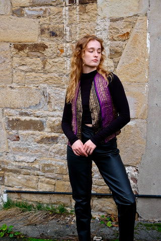 kurz geschnittene 80s/90s Boho Weste aus reiner Viskose mit tollem Muster in Schwarz, Braun, Lila und Gold sowie schwarzem Rückenteil – entspricht ca. einer S/M