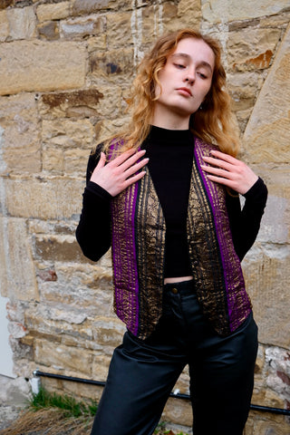 kurz geschnittene 80s/90s Boho Weste aus reiner Viskose mit tollem Muster in Schwarz, Braun, Lila und Gold sowie schwarzem Rückenteil – entspricht ca. einer S/M