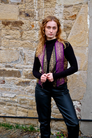 kurz geschnittene 80s/90s Boho Weste aus reiner Viskose mit tollem Muster in Schwarz, Braun, Lila und Gold sowie schwarzem Rückenteil – entspricht ca. einer S/M