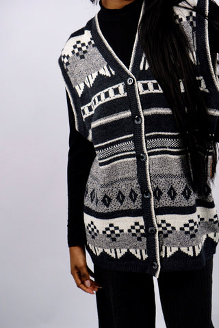 80s/90s Weste mit geometrischem Norwegermuster in verschiedenen Grautönen und Weiß sowie mit dezenten Glitzerfäden – tragbar von einer M bis XL je nach gewünschter Passform