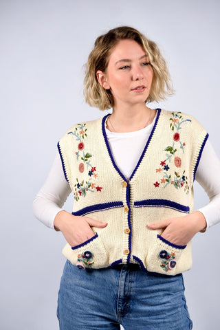 Cremeweiße 90s Weste aus Ramie und Baumwolle mit süßen Blümchenstickereien, Details in Marineblau sowie kleinen Taschen – für einen lockeren Look empfehlen wir die Weste einer L – ein absolutes Highlight