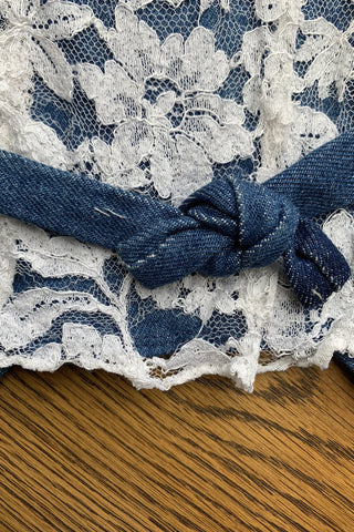 blaue 90s/00s Handmade Denim Weste, cropped und boxy geschnitten, mit Details und Rücken aus Spitze sowie Band zum Binden – ein wahres Unikat und Highlight