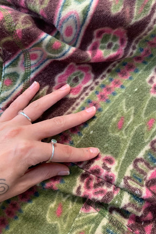 90s Fleece-Weste mit floralem Boho Print in tollen Farben (Beere, Pink, Grün und Creme), zu empfehlen für eine L