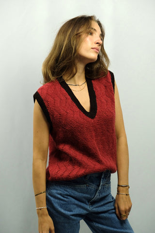 Handmade 70s V-Neck Pullunder aus Wolle in Rot mit tief dunkelbraunen, fast schwarzen Details – zu empfehlen für eine M – ein Unikat und Highlight