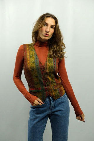 90s Hennes (Vintage H&amp;M) Viskose Mix Weste mit Deko-„Taschen“, Boho Muster in Rot, Grün, Senf, Türkis/Blau und Orange vorn sowie goldbraun schimmerndem Rückenteil – die angegebene Größe ist S, wir empfehlen die Weste aber eher einer heutigen XS – ein absolutes Highlight