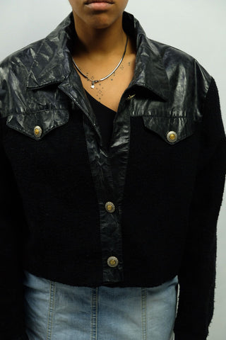 Schwarze, kurz geschnittene Jacke aus Wollmix mit Kunstlederbesatz - die angegebene Größe ist L, tragbar von M bis L je nach gewünschter Passform