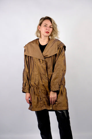 Leichter 80s/90s Parka in bewusst lockerem Schnitt mit extra großem Kragen und seitlichen Eingrifftaschen, die Farbe würden wir als ein tolles Olivgold oder Goldbraun beschreiben – wir empfehlen den Parka einer XXL – ein absolutes Highlight