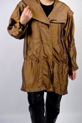 Leichter 80s/90s Parka in bewusst lockerem Schnitt mit extra großem Kragen und seitlichen Eingrifftaschen, die Farbe würden wir als ein tolles Olivgold oder Goldbraun beschreiben – wir empfehlen den Parka einer XXL – ein absolutes Highlight