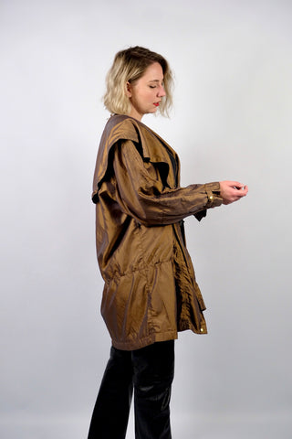 Leichter 80s/90s Parka in bewusst lockerem Schnitt mit extra großem Kragen und seitlichen Eingrifftaschen, die Farbe würden wir als ein tolles Olivgold oder Goldbraun beschreiben – wir empfehlen den Parka einer XXL – ein absolutes Highlight