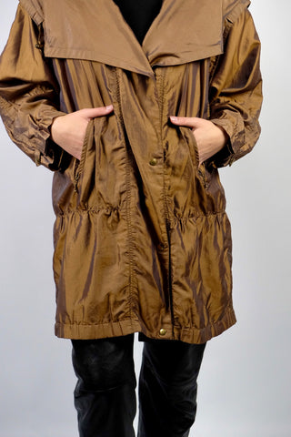 Leichter 80s/90s Parka in bewusst lockerem Schnitt mit extra großem Kragen und seitlichen Eingrifftaschen, die Farbe würden wir als ein tolles Olivgold oder Goldbraun beschreiben – wir empfehlen den Parka einer XXL – ein absolutes Highlight