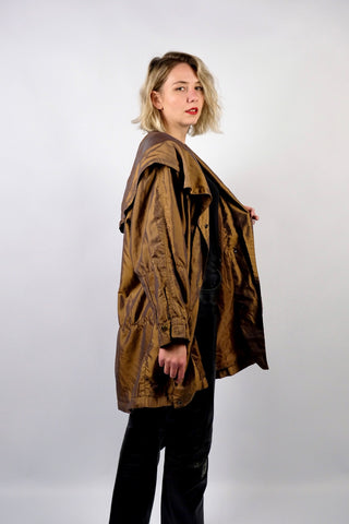 Leichter 80s/90s Parka in bewusst lockerem Schnitt mit extra großem Kragen und seitlichen Eingrifftaschen, die Farbe würden wir als ein tolles Olivgold oder Goldbraun beschreiben – wir empfehlen den Parka einer XXL – ein absolutes Highlight