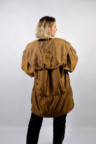 Leichter 80s/90s Parka in bewusst lockerem Schnitt mit extra großem Kragen und seitlichen Eingrifftaschen, die Farbe würden wir als ein tolles Olivgold oder Goldbraun beschreiben – wir empfehlen den Parka einer XXL – ein absolutes Highlight