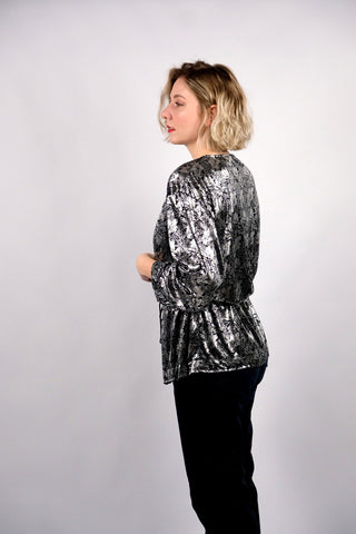 80s/90s Jäckchen mit Kordelzug in der Taille und floralem Muster in Schwarz und Silber – ca. von M bis XL tragbar (je nach gewünschter Passform, bitte Maße beachten)
