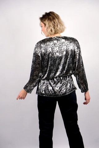 80s/90s Jäckchen mit Kordelzug in der Taille und floralem Muster in Schwarz und Silber – ca. von M bis XL tragbar (je nach gewünschter Passform, bitte Maße beachten)