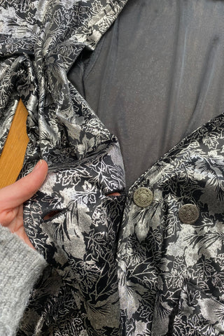 80s/90s Jäckchen mit Kordelzug in der Taille und floralem Muster in Schwarz und Silber – ca. von M bis XL tragbar (je nach gewünschter Passform, bitte Maße beachten)