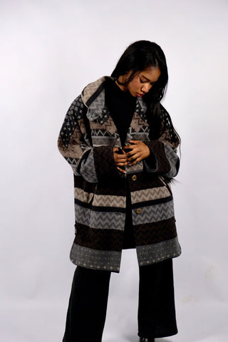 90s Mantel made in Germany aus Wollmischung mit ethnischem/geometrischem Aztekenmuster in Dunkelbraun, Dunkelgrau/Anthrazit/, Hellgrau, Grau und Graubraun – bewusst sehr oversized/locker geschnittene Größe S, weshalb der Mantel auch noch von einer M und L tragbar ist – ein absolutes Highlight