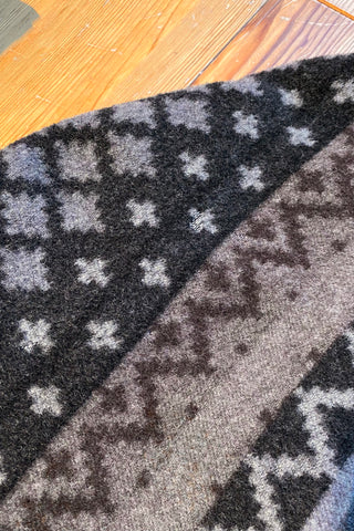 90s Mantel made in Germany aus Wollmischung mit ethnischem/geometrischem Aztekenmuster in Dunkelbraun, Dunkelgrau/Anthrazit/, Hellgrau, Grau und Graubraun – bewusst sehr oversized/locker geschnittene Größe S, weshalb der Mantel auch noch von einer M und L tragbar ist – ein absolutes Highlight