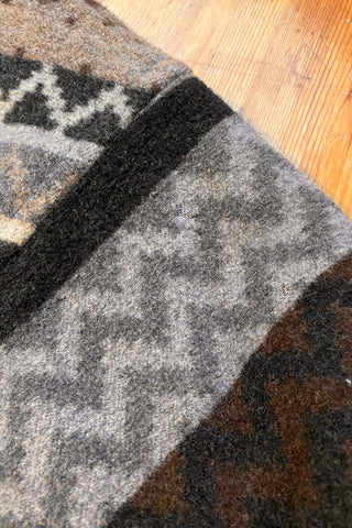 90s Mantel made in Germany aus Wollmischung mit ethnischem/geometrischem Aztekenmuster in Dunkelbraun, Dunkelgrau/Anthrazit/, Hellgrau, Grau und Graubraun – bewusst sehr oversized/locker geschnittene Größe S, weshalb der Mantel auch noch von einer M und L tragbar ist – ein absolutes Highlight