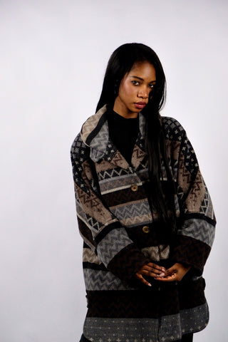 90s Mantel made in Germany aus Wollmischung mit ethnischem/geometrischem Aztekenmuster in Dunkelbraun, Dunkelgrau/Anthrazit/, Hellgrau, Grau und Graubraun – bewusst sehr oversized/locker geschnittene Größe S, weshalb der Mantel auch noch von einer M und L tragbar ist – ein absolutes Highlight