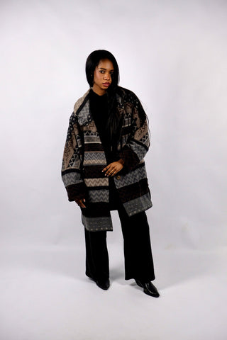 90s Mantel made in Germany aus Wollmischung mit ethnischem/geometrischem Aztekenmuster in Dunkelbraun, Dunkelgrau/Anthrazit/, Hellgrau, Grau und Graubraun – bewusst sehr oversized/locker geschnittene Größe S, weshalb der Mantel auch noch von einer M und L tragbar ist – ein absolutes Highlight