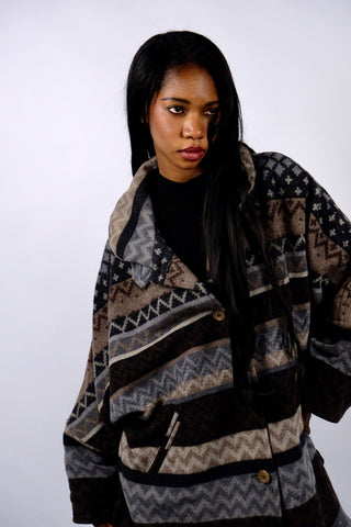 90s Mantel made in Germany aus Wollmischung mit ethnischem/geometrischem Aztekenmuster in Dunkelbraun, Dunkelgrau/Anthrazit/, Hellgrau, Grau und Graubraun – bewusst sehr oversized/locker geschnittene Größe S, weshalb der Mantel auch noch von einer M und L tragbar ist – ein absolutes Highlight