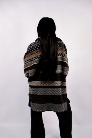 90s Mantel made in Germany aus Wollmischung mit ethnischem/geometrischem Aztekenmuster in Dunkelbraun, Dunkelgrau/Anthrazit/, Hellgrau, Grau und Graubraun – bewusst sehr oversized/locker geschnittene Größe S, weshalb der Mantel auch noch von einer M und L tragbar ist – ein absolutes Highlight