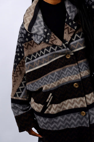 90s Mantel made in Germany aus Wollmischung mit ethnischem/geometrischem Aztekenmuster in Dunkelbraun, Dunkelgrau/Anthrazit/, Hellgrau, Grau und Graubraun – bewusst sehr oversized/locker geschnittene Größe S, weshalb der Mantel auch noch von einer M und L tragbar ist – ein absolutes Highlight