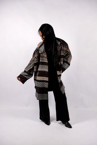 90s Mantel made in Germany aus Wollmischung mit ethnischem/geometrischem Aztekenmuster in Dunkelbraun, Dunkelgrau/Anthrazit/, Hellgrau, Grau und Graubraun – bewusst sehr oversized/locker geschnittene Größe S, weshalb der Mantel auch noch von einer M und L tragbar ist – ein absolutes Highlight