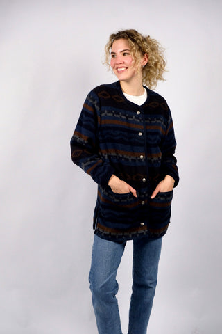 90s Jacke aus Wollmischung mit Taschen und Boho-/Ethno-Muster in Blautönen, Braun und Grau – die angegebene Größe ist M, auch lockerer/oversized von einer XS und S tragbar (bitte Maße beachten)