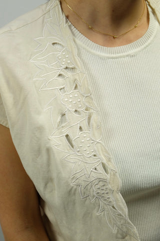 Cremeweiße 90s Bluse aus sehr hochwertigem Materialmix mit tollem Design am Kragen und Schnürung am Rücken, die angegebene Größe ist M, wir empfehlen die Bluse eher einer S – ein absolutes Highlight