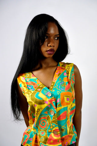 Ärmellose 80s/90s Bluse (von uns reworked, von einem Kleid zur Schößchenbluse), mit tollem Boho Crazy Pattern Print in Türkis, Orange, Gelb, Pink/Magenta, Koralle, Beig/Braun und Oliv – wir empfehlen die Bluse einer S – ein wahres Unikat und absolutes Highlight