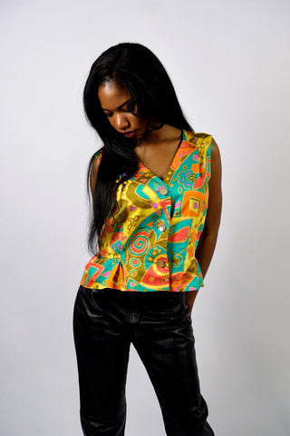 Ärmellose 80s/90s Bluse (von uns reworked, von einem Kleid zur Schößchenbluse), mit tollem Boho Crazy Pattern Print in Türkis, Orange, Gelb, Pink/Magenta, Koralle, Beig/Braun und Oliv – wir empfehlen die Bluse einer S – ein wahres Unikat und absolutes Highlight