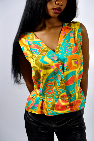 Ärmellose 80s/90s Bluse (von uns reworked, von einem Kleid zur Schößchenbluse), mit tollem Boho Crazy Pattern Print in Türkis, Orange, Gelb, Pink/Magenta, Koralle, Beig/Braun und Oliv – wir empfehlen die Bluse einer S – ein wahres Unikat und absolutes Highlight