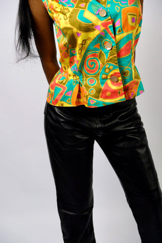 Ärmellose 80s/90s Bluse (von uns reworked, von einem Kleid zur Schößchenbluse), mit tollem Boho Crazy Pattern Print in Türkis, Orange, Gelb, Pink/Magenta, Koralle, Beig/Braun und Oliv – wir empfehlen die Bluse einer S – ein wahres Unikat und absolutes Highlight