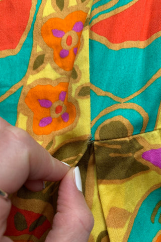 Ärmellose 80s/90s Bluse (von uns reworked, von einem Kleid zur Schößchenbluse), mit tollem Boho Crazy Pattern Print in Türkis, Orange, Gelb, Pink/Magenta, Koralle, Beig/Braun und Oliv – wir empfehlen die Bluse einer S – ein wahres Unikat und absolutes Highlight
