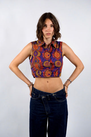 Ärmellose Y2k Baumwollbluse in bauchfreiem Schnitt zum Binden – kann entweder vorne oder hinten geknotet werden – mit tollem Boho Print in Lila, Orangerot, Gelb und Schwarz. Die angegebene Größe ist S, fällt eher klein aus: wir empfehlen die Bluse einer XS oder der Zwischengröße XS/S – ein absolutes Highlight
