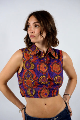 Ärmellose Y2k Baumwollbluse in bauchfreiem Schnitt zum Binden – kann entweder vorne oder hinten geknotet werden – mit tollem Boho Print in Lila, Orangerot, Gelb und Schwarz. Die angegebene Größe ist S, fällt eher klein aus: wir empfehlen die Bluse einer XS oder der Zwischengröße XS/S – ein absolutes Highlight