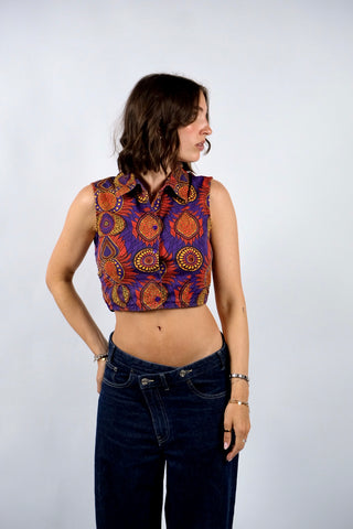 Ärmellose Y2k Baumwollbluse in bauchfreiem Schnitt zum Binden – kann entweder vorne oder hinten geknotet werden – mit tollem Boho Print in Lila, Orangerot, Gelb und Schwarz. Die angegebene Größe ist S, fällt eher klein aus: wir empfehlen die Bluse einer XS oder der Zwischengröße XS/S – ein absolutes Highlight