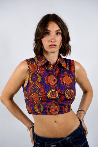 Ärmellose Y2k Baumwollbluse in bauchfreiem Schnitt zum Binden – kann entweder vorne oder hinten geknotet werden – mit tollem Boho Print in Lila, Orangerot, Gelb und Schwarz. Die angegebene Größe ist S, fällt eher klein aus: wir empfehlen die Bluse einer XS oder der Zwischengröße XS/S – ein absolutes Highlight