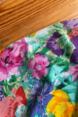90s Crop Shirt-Bluse mit süßen Trompetenärmeln, Knopfleiste am Rücken und tollem Blumenmuster in Grün, Türkis, Lindgrün, Hellblau, Dunkelblau, Lila, Flieder, Pink, Rosa, Rot, Gelb, Orange und Weiß – vermutlich aus Baumwolle, passend für eine XXS und ein absolutes Highlight